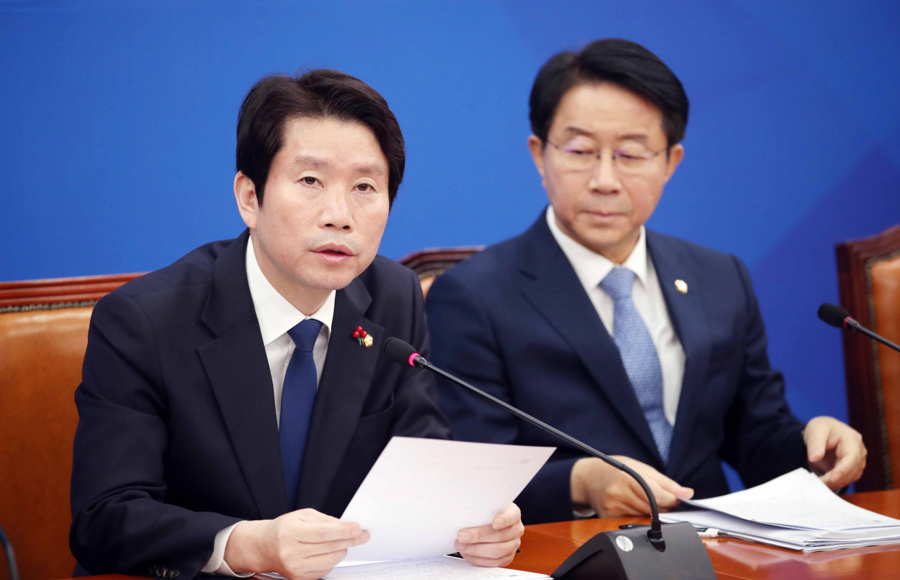 더불어민주당 이인영 원내대표(왼쪽)가 9일 오전 국회에서 열린 정책조정회의에서 발언하고 있다. [연합]