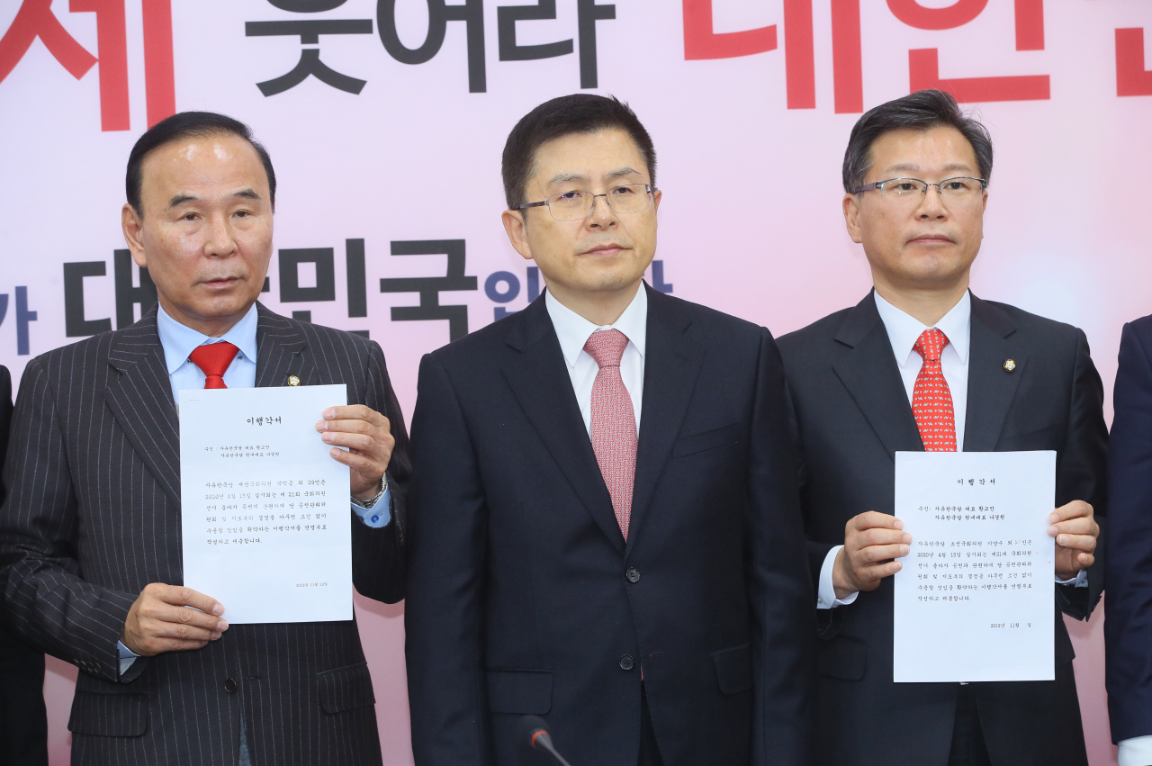 자유한국당 박덕흠, 이양수 의원이 9일 국회에서 최고위원회의에서 황교안 대표에게 '당혁신 동참 일임서'를 전달한 후 기념촬영 하고 있다. [연합]