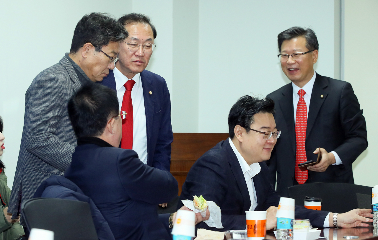 자유한국당 윤상직(왼쪽부터), 이만희, 정유섭, 김성원, 이양수 의원 등 초선 의원들이 9일 국회 의원회관에서 조찬모임을 하고 있다. [연합]
