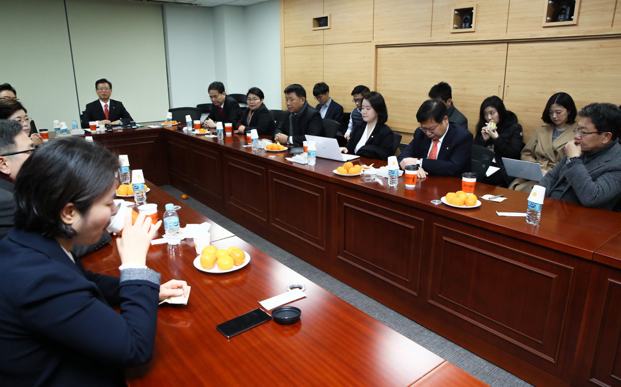 자유한국당 이양수, 곽상도, 김성원, 이만희, 전희경, 윤상직 의원 등 초선 의원들이 9일 국회 의원회관에서 조찬모임을 갖고 있다. [연합]