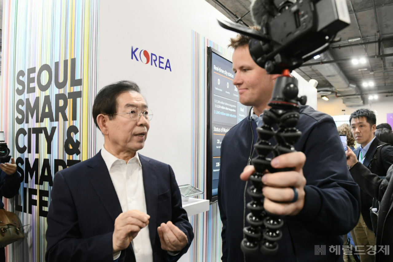 박원순 서울 시장이 8일(현지시간) 미국 라스베이거스에서 열린 CES 서울관 앞에서 외국 미디어를 만나 홍보하고 있다. [서울시 제공]