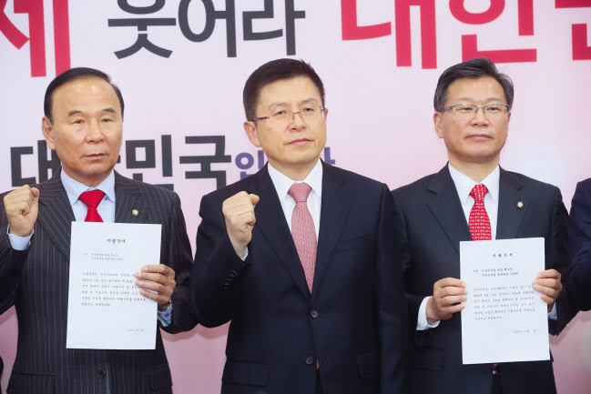 자유한국당 박덕흠(왼쪽), 이양수 의원이 9일 국회에서 최고위원회의에서 황교안 대표(가운데)에게 ‘당혁신 동참 일임서’를 전달한 후 기념촬영을 하고 있다. [연합]