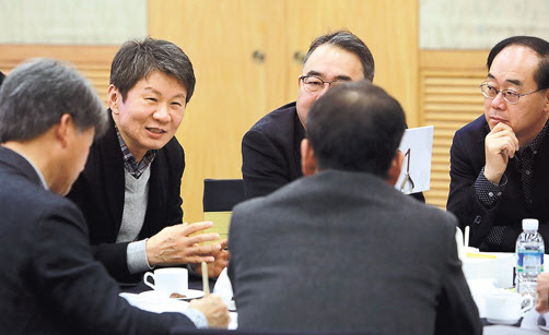 HDC그룹은 정몽규 회장(뒷줄 맨 왼쪽) 등 주요 최고 임원들이 참석한 가운데 지난 6일부터 이틀간 강원도 원주시 오크밸리 리조트에서 ‘HDC그룹 미래전략 워크숍’을 개최했다. [HDC현대산업개발]
