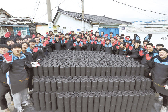 지난 8일 대우건설 신입사원들은 광명시 소하동 일대에서 ‘사랑의 연탄나눔’ 봉사활동을 실시했다. [대우건설 제공]