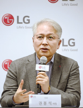 권봉석 LG전자 CEO가 8일(현지시간) 미국 라스베이거스에서 열리고 있는 'CES 2020'에서 취임 후 첫 기자간담회를 갖고 취재진의 질문에 답하고 있다. [LG전자 제공]