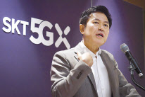 박정호 SK텔레콤 사장이 8일(현지시간) 미국 라스베이거스 인근 식당에서 열린 기자간담회에서 기자들의 질문에 답변하고 있다. [SK텔레콤 제공]
