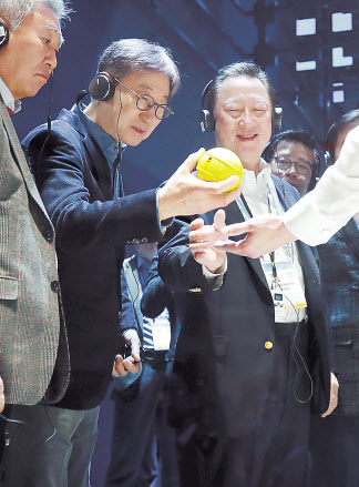 세계 최대 가전·정보기술(IT) 전시회 ‘CES(Consumer Electronics Show) 2020’가 열린 8일(현지시간) 미국 네바다주 라스베이거스 컨벤션센터 삼성전자 부스에서 박용만 대한상공회의소 회장(오른쪽)과 윤부근 삼성전자 부회장이 첨단 하드웨어와 인공지능 기술을 결합한 지능형 컴패니언 로봇 ‘볼리’를 살펴보고 있다. [연합]