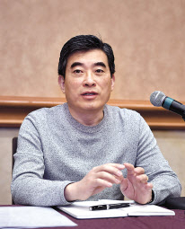 현대자동차그룹 UAM사업부 신재원 부사장은 미국 라스베이거스 만달레이호텔에서 기자들과 만나 UAM 전략을 밝히고 있다. 그는 조직은 작지만, 계열사와 그룹의 역량 등이 경쟁사를 압도한다고 말했다. [현대차 제공]