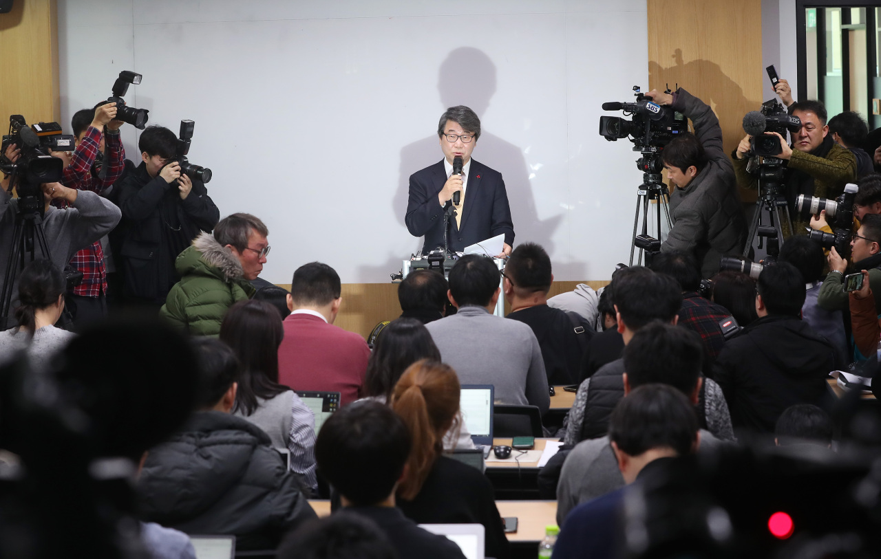 Former Supreme Court Justice Kim Ji-hyung, who was named to head Samsung’s compliance committee, speaks at a press briefing held in Seoul on Thursday. (Yonhap)