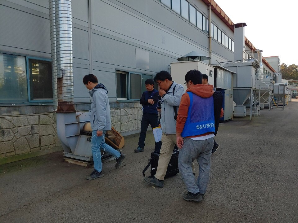 화성시 환경오염 특별 단속을 하고있다. [화성시 제공]