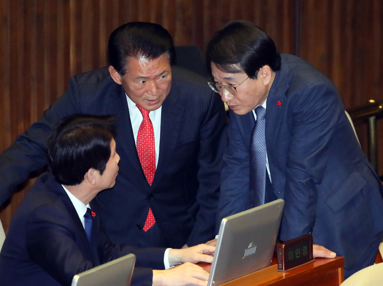 더불어민주당 이인영 원내대표(왼쪽), 이원욱 원내수석부대표(오른쪽)와 자유한국당 김한표 원내수석부대표가 9일 국회 본회의장에서 논의하고 있다. 연합뉴스
