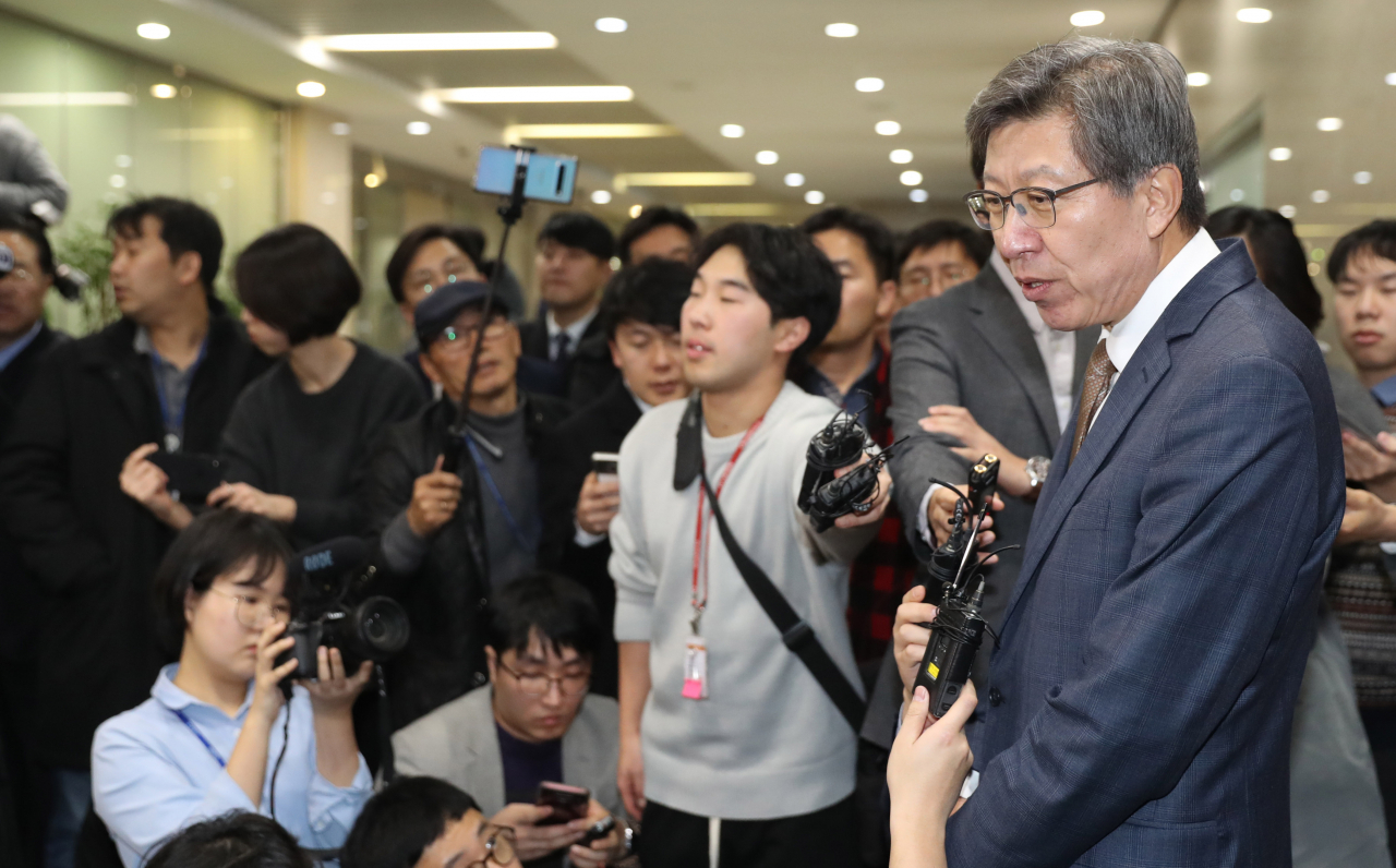 보수·중도진영에 속한 정당·시민단체들이 구성하기로 한 '혁신통합추진위원회'의 위원장을 맡게 된 박형준 정치플랫폼 '자유와공화' 공동의장이 9일 오후 국회 정론관에서 기자회견을 마치고 기자들의 질문에 답변하고 있다.[연합]