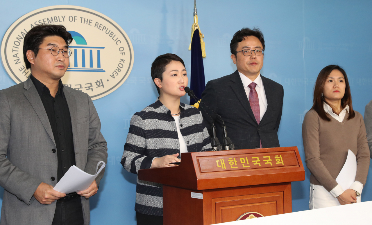 '미래를 향한 전진 4.0' 창당준비위원장인 무소속 이언주 의원과 당원들이 9일 오후 국회 정론관에서 기자회견을 열고 '추미애 검찰 인사'에 대해 비판하고 있다. [연합]
