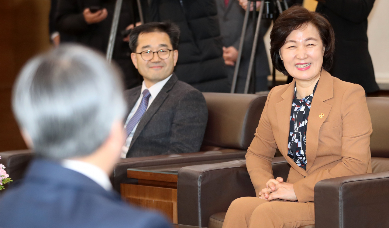 추미애 법무부 장관이 9일 오후 서울 서초구 대법원 대접견실에서 열린 대법관후보 추천위원회 회의에 앞서 열린 간담회에 참석해 김명수 대법원장의 인사말을 들으며 웃고 있다. [연합]