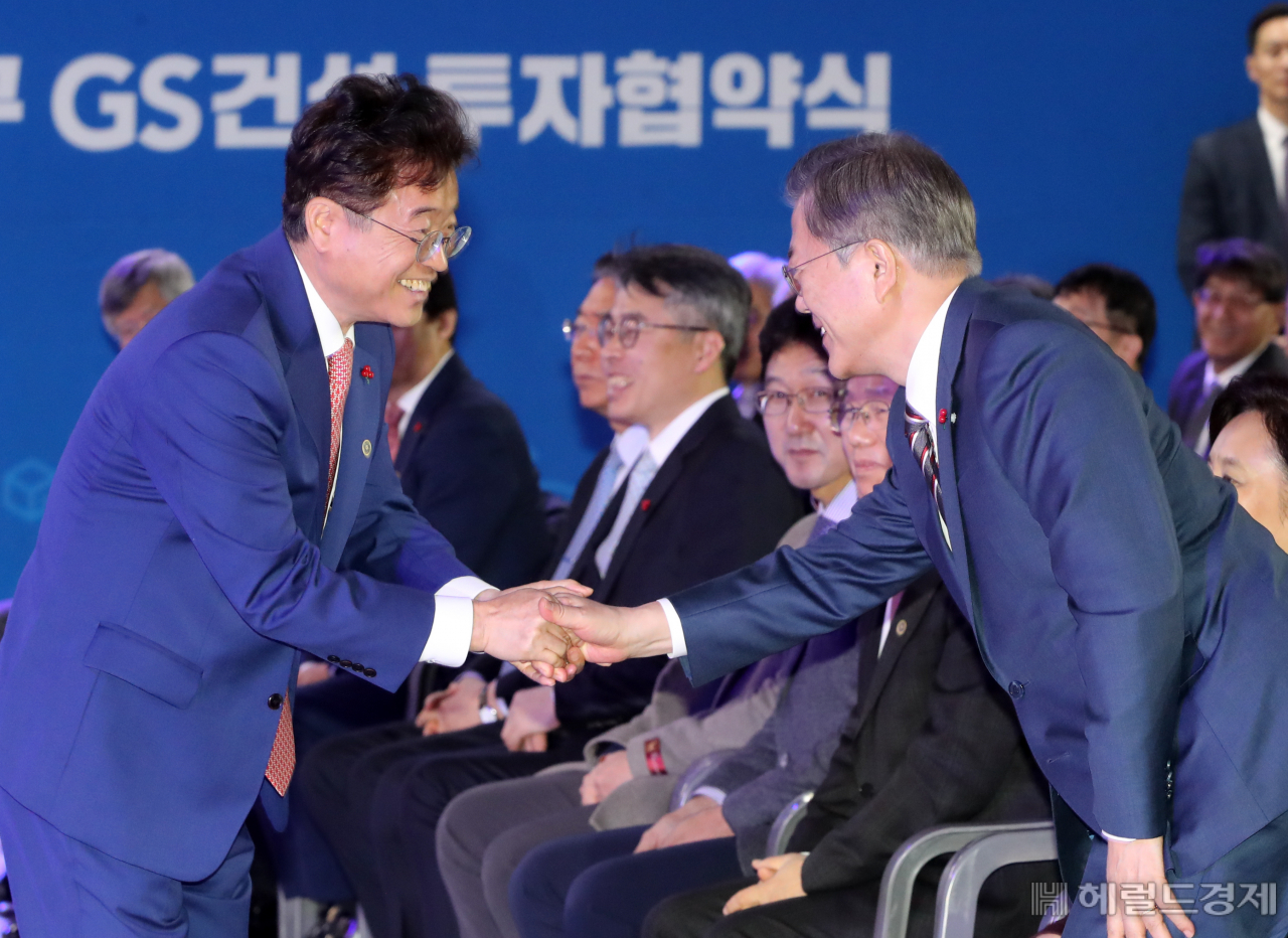 이철우 경북지사와 악수하는 문재인 대통령.[경북도 제공]