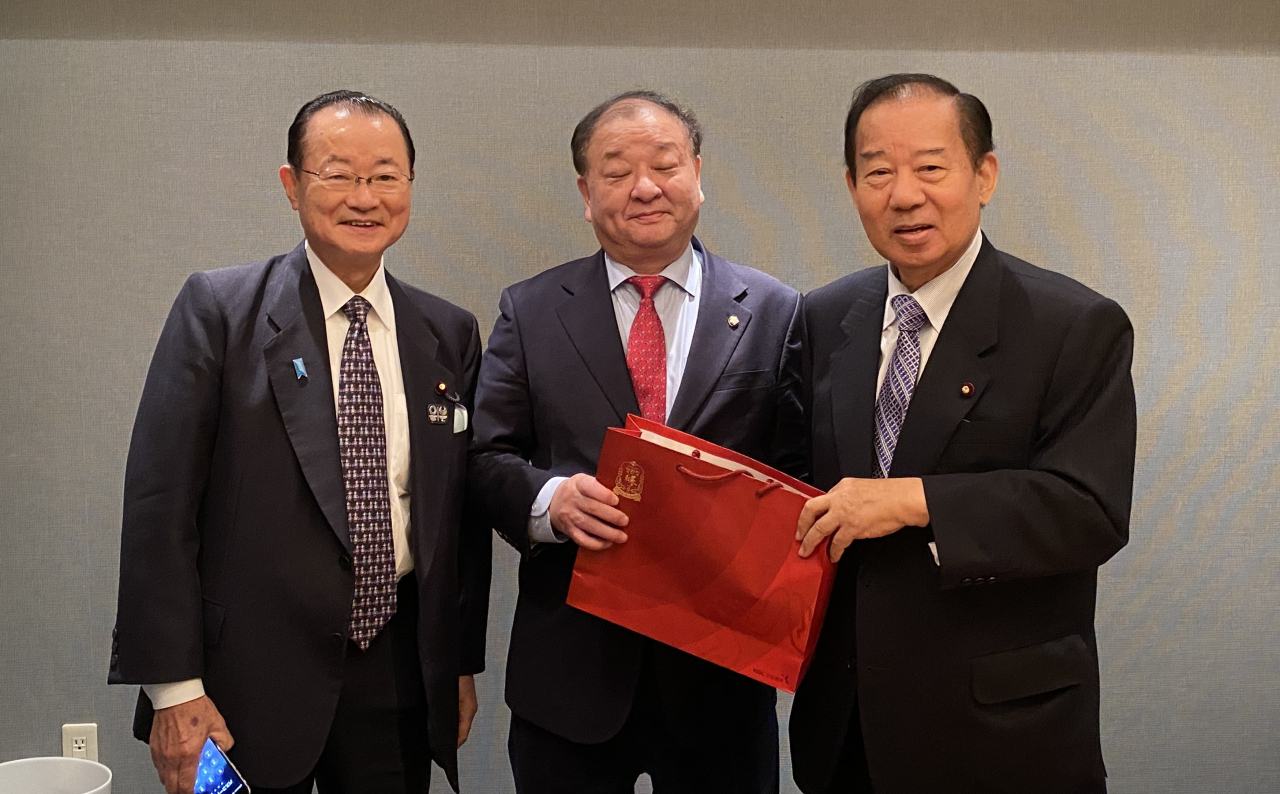 일본을 방문 중인 강창일 한일의원연맹 회장(더불어민주당)이 9일 도쿄(東京)에 있는 한 호텔에서 일본 집권 자민당의 2인자인 니카이 도시히로(二階俊博) 간사장과 면담했다. 이 자리에는 가와무라 다케오(河村建夫) 일한의원연맹 간사장도 동석했다. [연합]