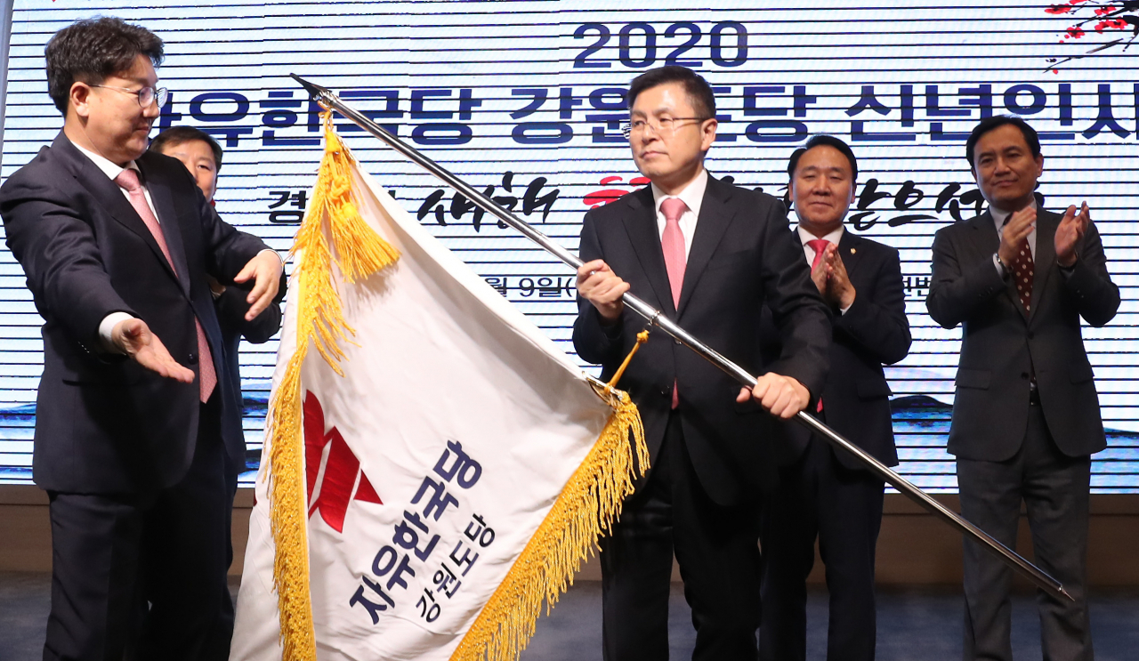 자유한국당 황교안 대표가 9일 오후 강원 춘천시 스카이컨벤션에서 열린 2020 한국당 강원도당 신년인사회에서 당기를 흔들고 있다. [연합]