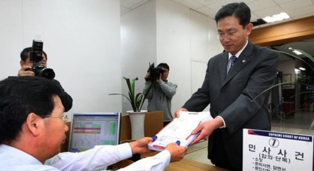 지난 2008년 7월, 국방부의 '불온서적' 지정과 관련, 같은 해 10월 해당 출판사와 저자들의 소송 서류가 접수되고 있다.[연합]