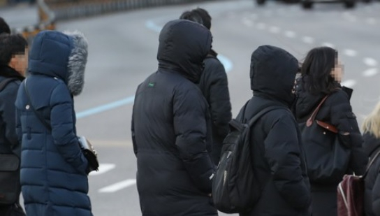 추운 날씨에 두터운 외투를 입고 출근하는 시민들. [연합]