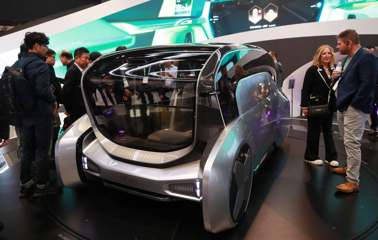세계 최대 가전·정보기술(IT) 전시회 'CES(Consumer Electronics Show) 2020'가 개막한 7일(현지시간) 미국 네바다주 라스베이거스 컨벤션센터 현대모비스 부스에서 관람객들이 자율주행차 'M.VISION-S'를 살피고 있다. [연합]