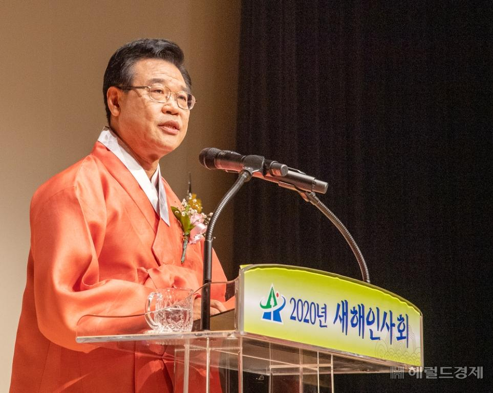 9일 용산아트홀 대극장에서 열린 2020년 신년 인사회에서 성장현 용산구청장이 10대 비전을 소개하고 있다. [용산구 제공]