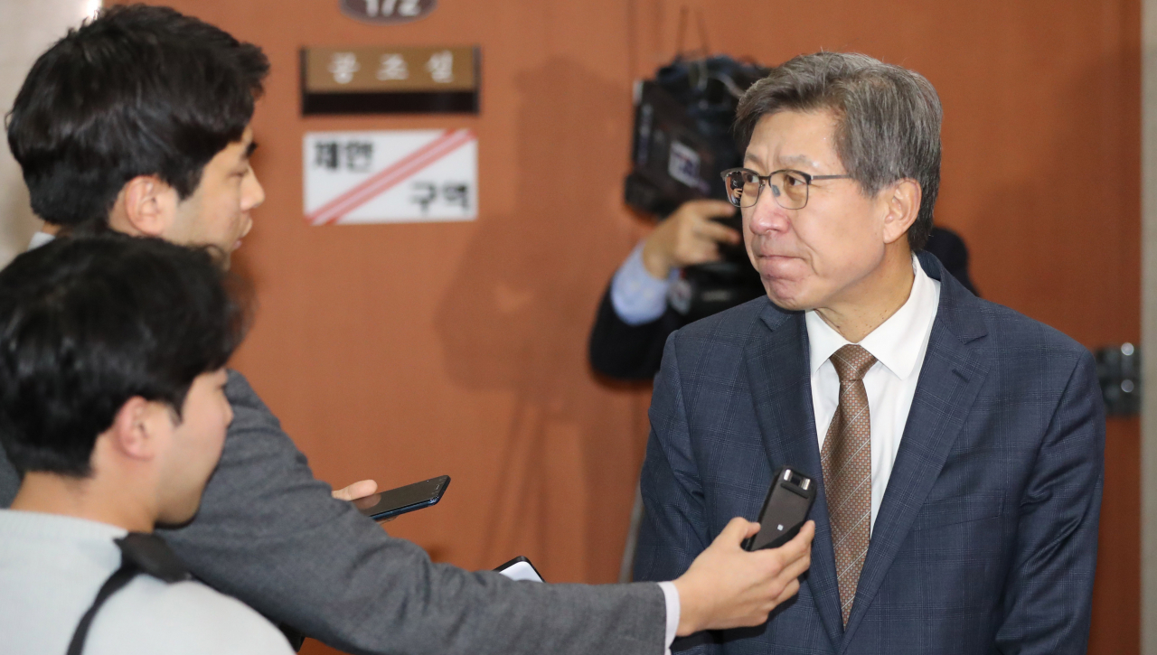 보수·중도진영에 속한 정당·시민단체들이 구성하기로 한 '혁신통합추진위원회'의 위원장을 맡게 된 박형준 정치플랫폼 '자유와공화' 공동의장이 9일 오후 국회 정론관에서 기자회견을 마치고 기자들의 질문을 듣고 있다. [연합]