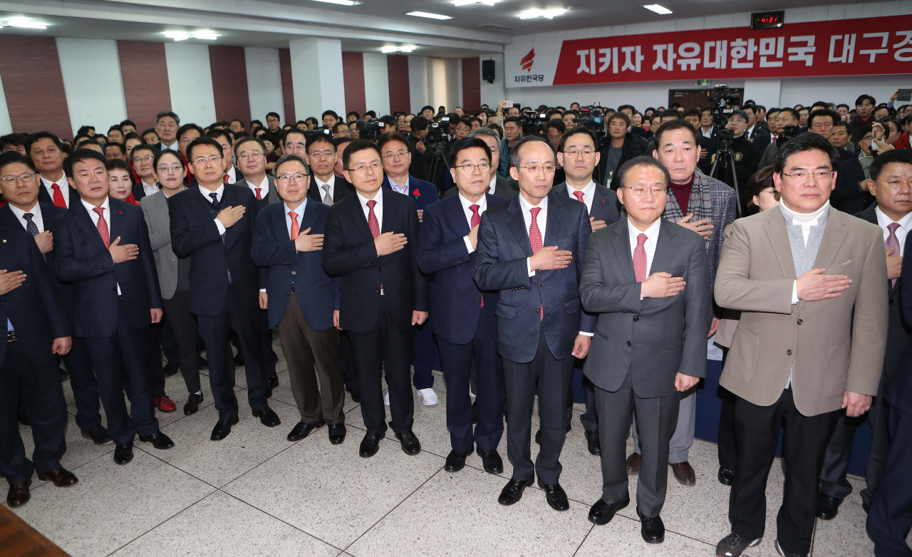 자유한국당 황교안 대표가 2일 오후 대구시 수성구 대구시당에서 열린 대구시당·경북도당 신년인사회에서 국기에 경례하고 있다. [연합]