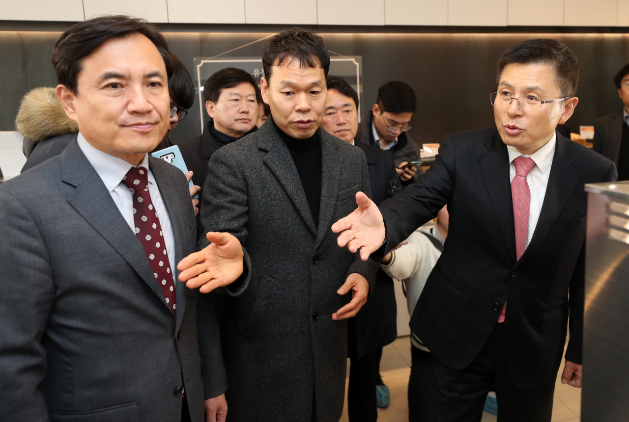 자유한국당 황교안 대표와 김진태 의원이 9일 오후 지역 소상공 기업 청년 직원들과 간담회를 하기 위해 강원 춘천시 동내면의 지역 제빵기업인 유동부 치아바타를 방문해 업체 대표와 대화하고 있다. [연합]