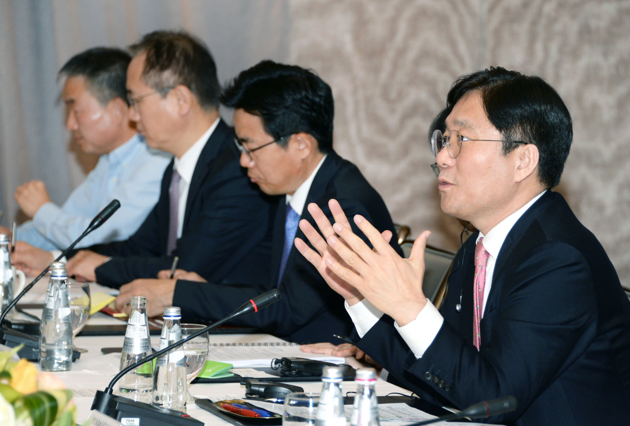 성윤모(오른쪽 첫번째) 산업통상자원부 장관이 9일(현지시간) 미국 실리콘밸리 포시즌스호텔 볼룸A에서 열린 '미국 투자가 라운드테이블(IR)'에서 인사말을 하고 있다. [산업통상자원부 제공]