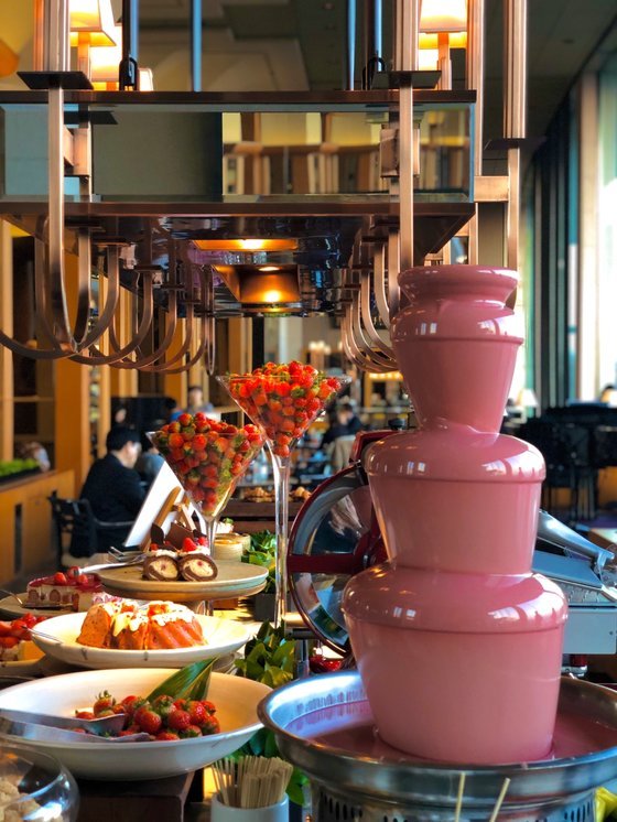 Grand Hyatt Seoul presents a streaming chocolate fountain filled with Ruby Chocolate this season. (Grand Hyatt Seoul)