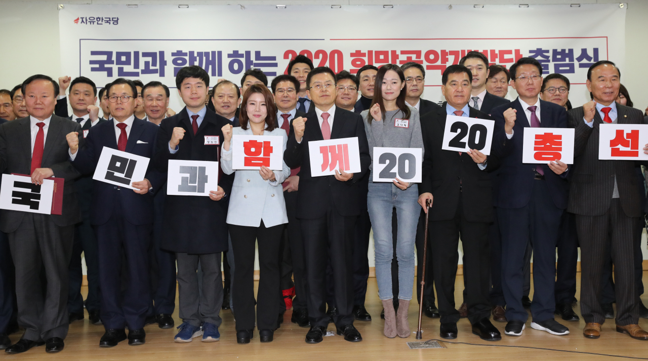 9일 오전 서울 여의도 국회 의원회관에서 열린 한국당 2020 총선 국민승리 공약개발단 출범식에서 황교안 대표와 공약개발단원들이 구호를 외치며 기념촬영 하고 있다. 연합뉴스