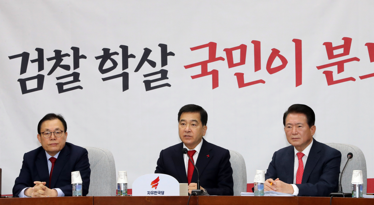 심재철 자유한국당 원내대표(가운데)가 10일 오전 서울 여의도 국회에서 열린 원내대책회의에서 발언하고 있다. [연합]