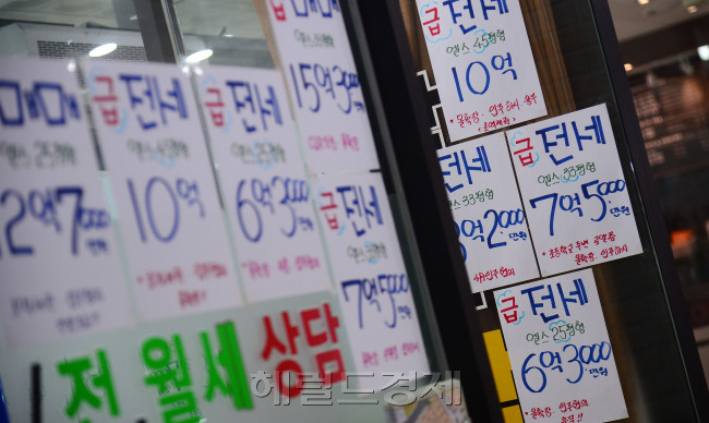 12·16 부동산 대책 발표 이후 서울 아파트의 매매 거래는 줄고 있지만 서울 강남 등에서는 전세가격이 상승세를 이어가고 있다. 서울의 한 아파트 중개업소 모습. [헤럴드경제DB]