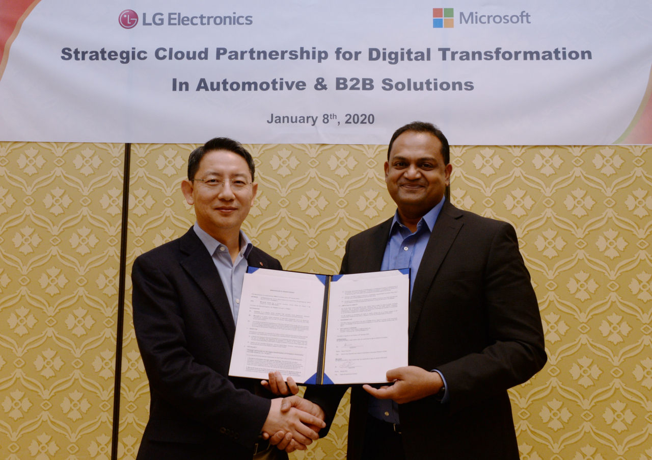 LG전자와 마이크로소프트(MS)가 차량용 인포테인먼트, 빌딩관리시스템(BMS, Building Management System) 등 B2B 사업에서 협력을 강화한다. LG전자 A&B센터장 이상용 전무(왼쪽)과 MS 산제이 라비(Sanjay Ravi) 자동차사업부문장이 8일 미국 라스베이거스 컨벤션센터에서 B2B 사업 경쟁력 강화를 위한 업무협약(MOU)를 체결한 후 악수하고 있다. [LG전자 제공]