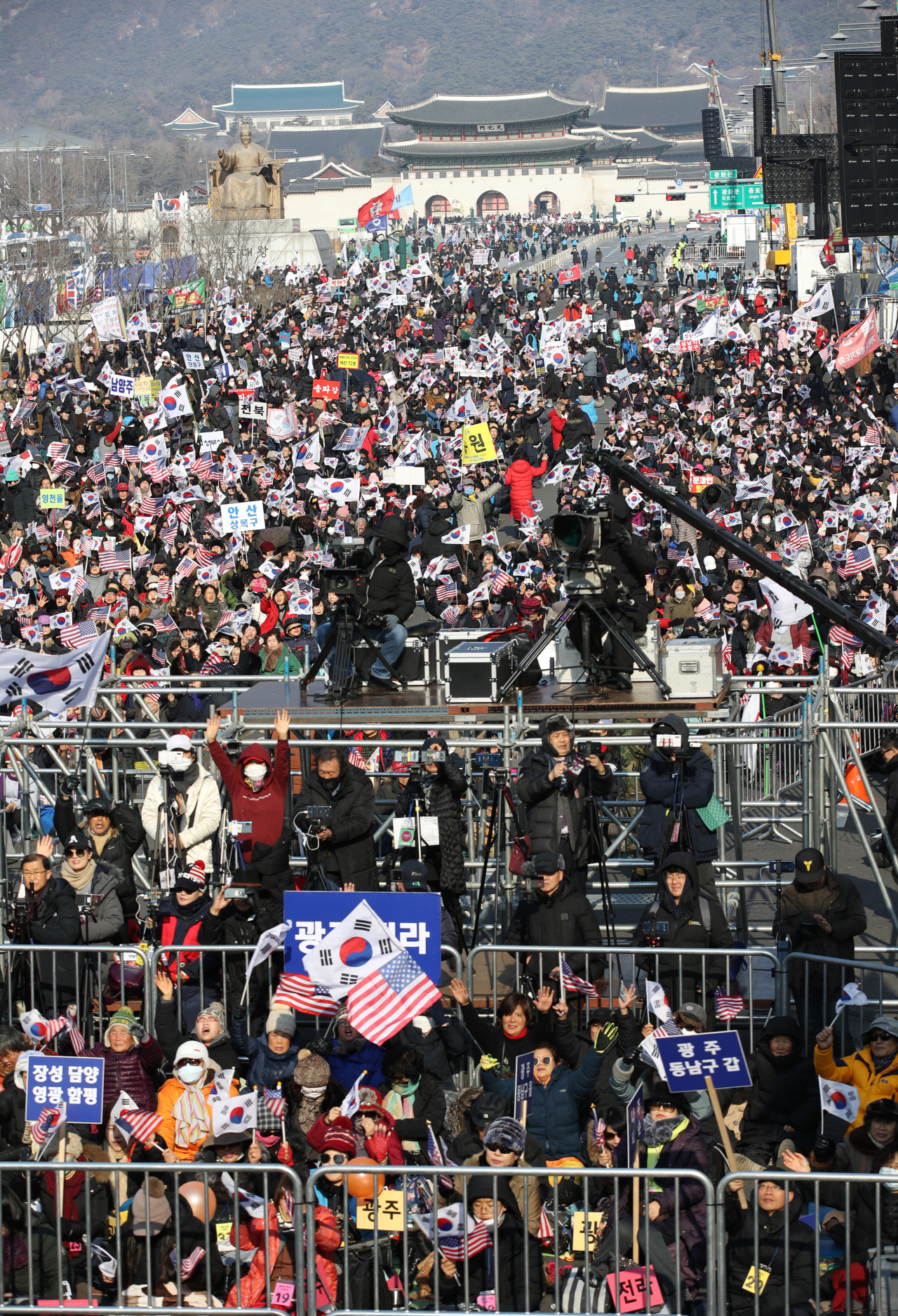 토요일이었던 지난 4일 서울 종로구 교보빌딩 앞에서 문재인하야범국민투쟁본부 주최로 '문재인 정부 퇴진 국민대회'가 열리고 있다. [연합]