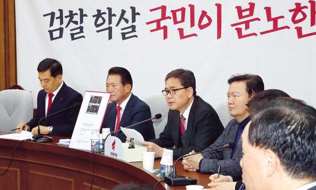 곽상도 자유한국당 의원(왼쪽 세 번째)이 10일 오전 서울 여의도 국회에서 열린 원내대책회의에서 발언하고 있다. 곽 의원은 추미애 법무부 장관이 최근 검찰 고위직 인사를 단행한 데 대해 “추 장관은 윤석열 검찰총장이 항명했다고 하지만 제가 보기엔 신규 검사장 인사도 대검과 상의 않은 것만으로 (장관)결격 사유가 충분하다고 판단된다”고 했다. 곽 의원 옆에는 박근혜 정권 당시 야당 의원으로 있던 추 장관이 정홍원 전 국무총리를 대면하는 모습의 사진이 놓여있다. [연합]