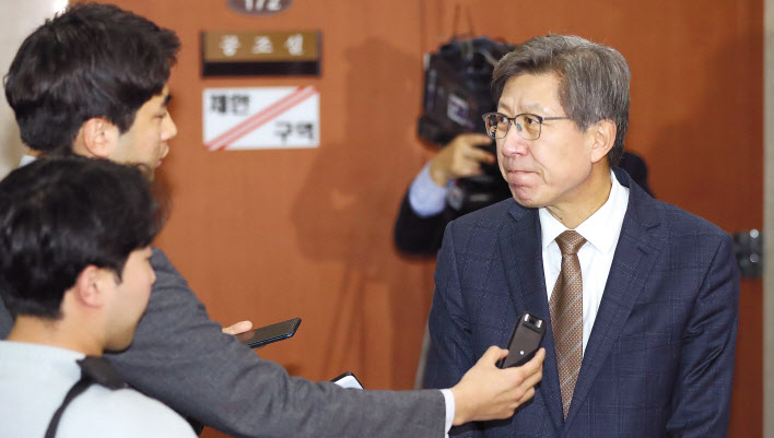 보수·중도진영에 속한 정당·시민단체들이 구성하기로 한 ‘혁신통합추진위원회’의 위원장을 맡게 된 박형준 정치플랫폼 ‘자유와공화’ 공동의장이 9일 오후 국회 정론관에서 기자회견을 마치고 기자들의 질문을 듣고 있다. [연합]