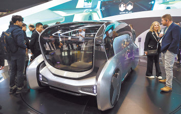 세계 최대 가전·IT 전시회 ‘CES 2020’가 개막한 7일(현지시간) 미국 네바다주 라스베이거스 컨벤션센터 현대모비스 부스에서 관람객들이 자율주행차 ‘M.VISION-S’를 살피고 있다. [연합]