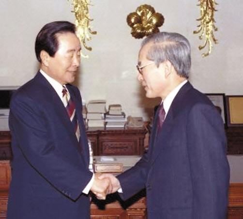 김영삼(왼쪽) 대통령과 이회창 총리.