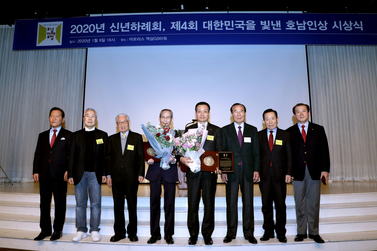 지난 9일 서울 강남구 역삼동에서 열린 대한민국을 빛낸 호남인상 시상식 단체사진. 왼쪽부터 허신행 호남미래포럼 선임대표, 김정길 전 대한체육회 회장, 조완규 전 교육장관, 한승헌 변호사, 김상열 호반그룹 회장, 한갑수 전 농림부장관, 김동신 호남미래포럼 이사장, 김재철 호남미래포럼 공동대표. [사진=호반그룹 제공]