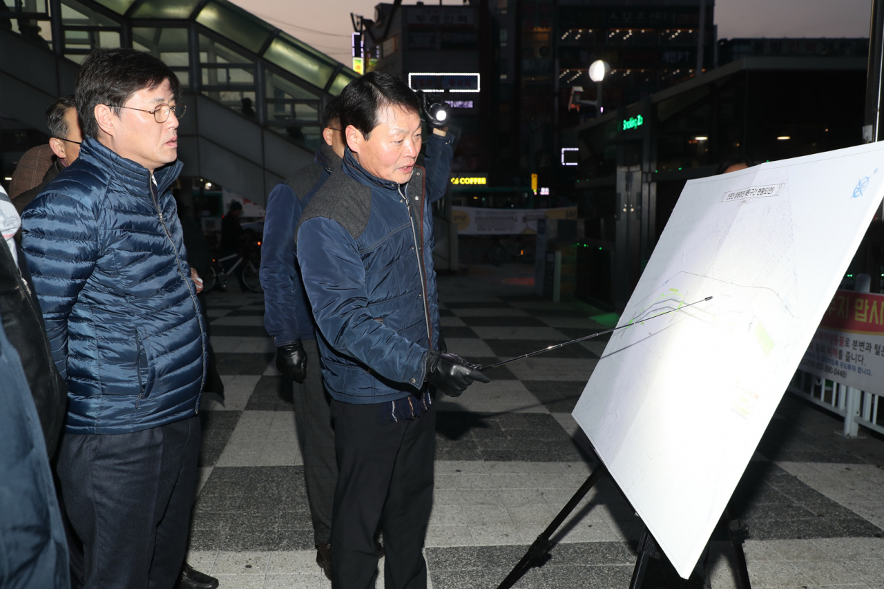한대희 군포시장은 10일 시가 환승센터 건립을 추진할 금정역 일원에서 ‘현답 행정’을 시행했다. [군포시 제공]