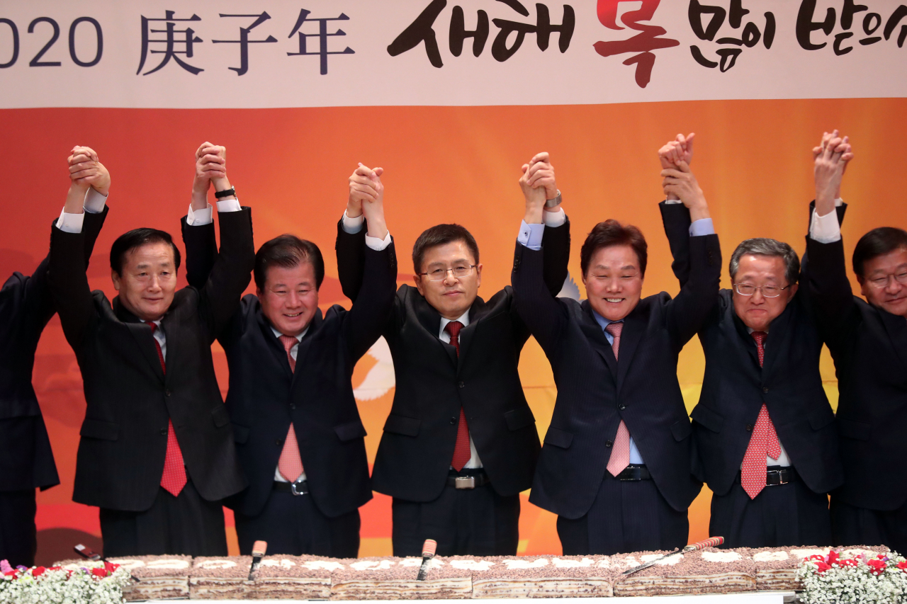 황교안 자유한국당 대표와 참석자들이 10일 오전 경남 창원시 의창구 창원대학교 종합교육관에서 열린 '2020 자유한국당 경남도당 신년인사회'에 손 인사하고 있다. [연합]