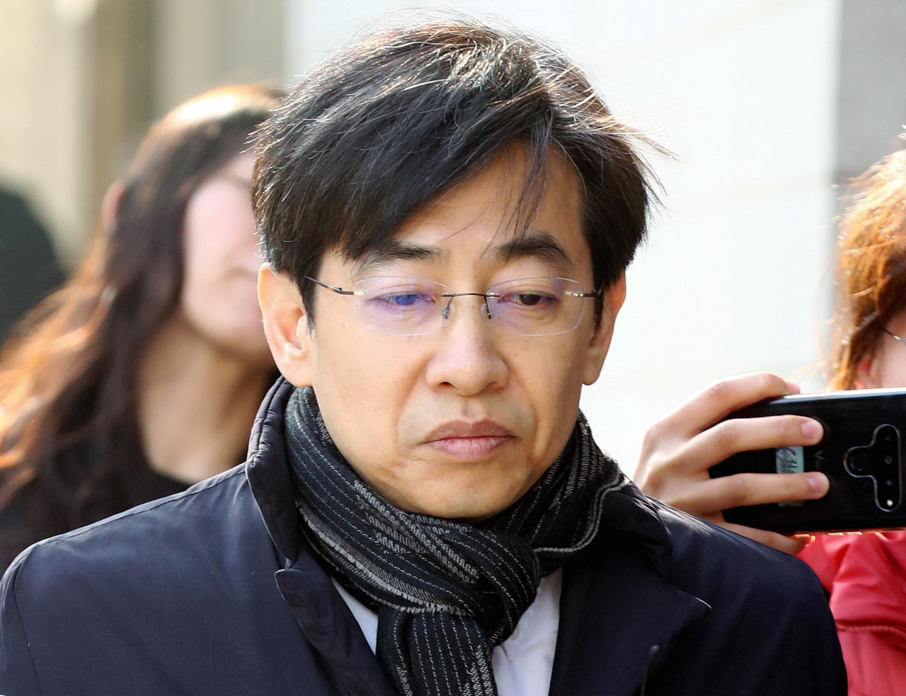 지하철역에서 휴대전화 카메라로 여성을 몰래 촬영하다 적발된 김성준 전 SBS 앵커가 10일 오전 서울 양천구 서울남부지방법원에서 열린 공판을 마친 뒤 취재진의 질문을 받고 있다. [연합]