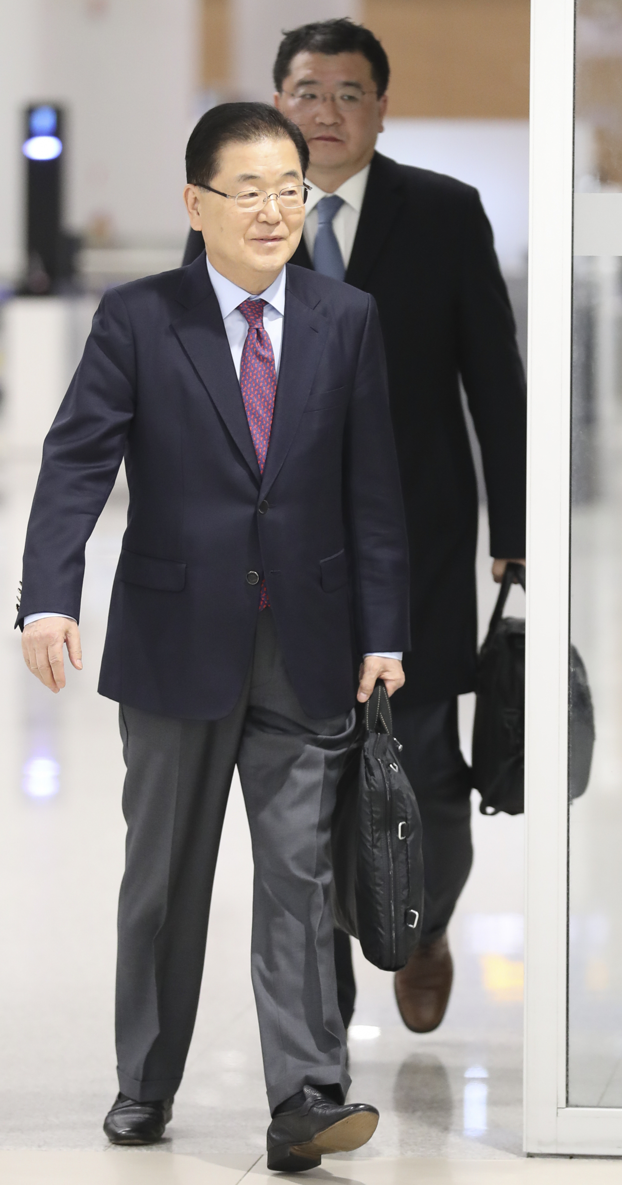 한미일 고위급 안보 협의를 위해 백악관을 방문한 정의용 청와대 국가안보실장이 10일 오후 인천국제공항 2터미널을 통해 귀국하고 있다. [연합]