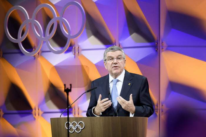 토마스 바흐 국제올림픽위원회(IOC) 위원장이 10일 스위스 로잔에서 열린 IOC 총회에서 2024 동계청소년 올림픽 개최지 선정을 앞두고 연설을 하고 있다. [AP연합뉴스]