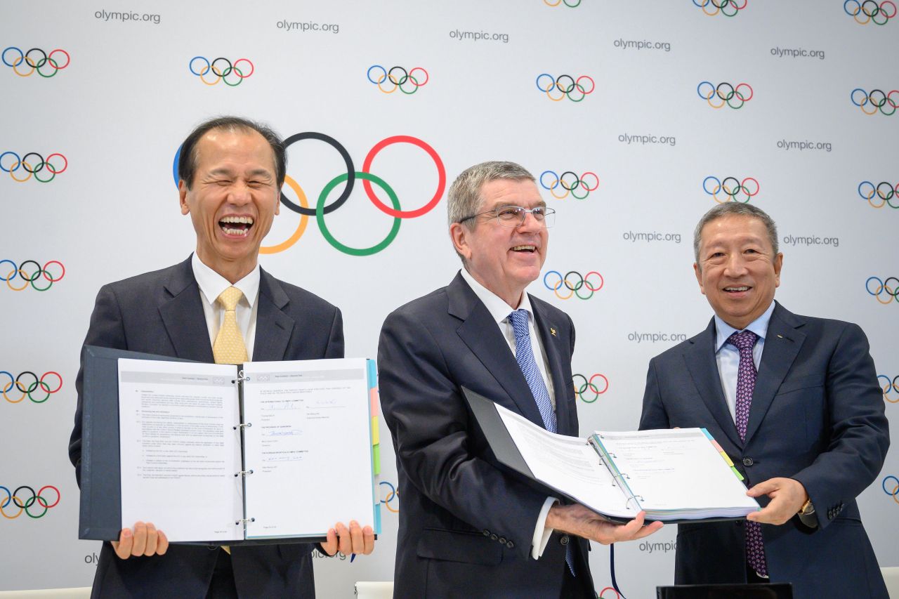 Governor of Gangwon Province, Choi Moon-soon, International Olympic Committee (IOC) President Thomas Bach and IOC Singaporean member Ng Ser Miang pose with the contract they signed after Gangwon Province in South Korea was elected to host the 4th Winter Youth Olympic 2024 during an Olympic session in Lausanne on January 10, 2020. (AFP-Yonhap)