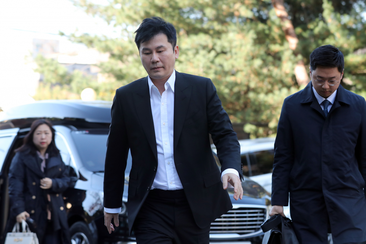 양현석(가운데) 전 YG엔터테인먼트 대표이사가 지난해 11월 피의자 신분으로 경찰 조사에 출석하기 위해 경기남부지방경찰청 광역수사대 청사로 향하고 있다. [연합]
