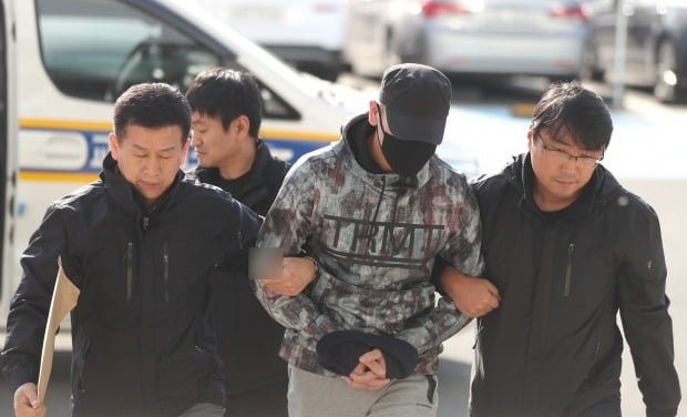 지난해 10월 14일 오후 ‘창원 초등생 뺑소니 사건’의 피의자인 카자흐스탄인 A(가운데) 씨가 경남 창원 진해경찰서로 압송되고 있다. [연합]