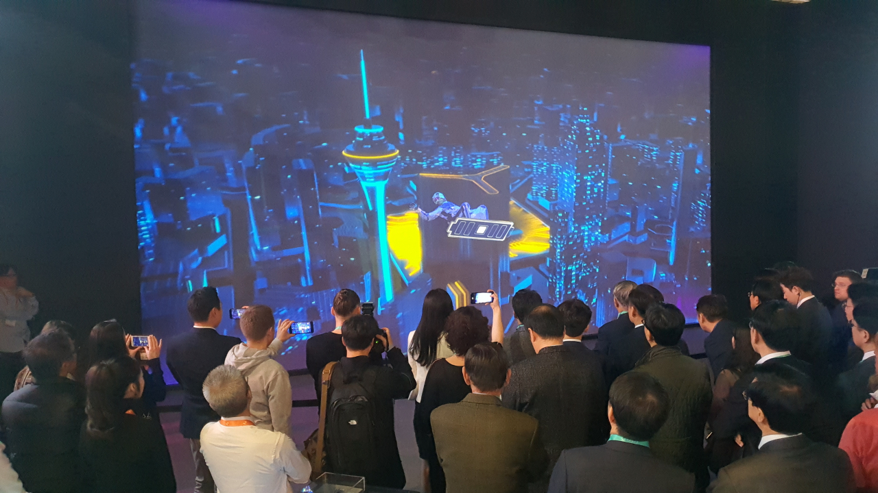 SK그룹은 미래를 향한 의지를 담은 공연을 선보여 관람객들의 뜨거운 반응을 이끌었다. 사진은 배우가 반도체 보드를 타고 미래도시를 항해하는 모습. [SK 제공]