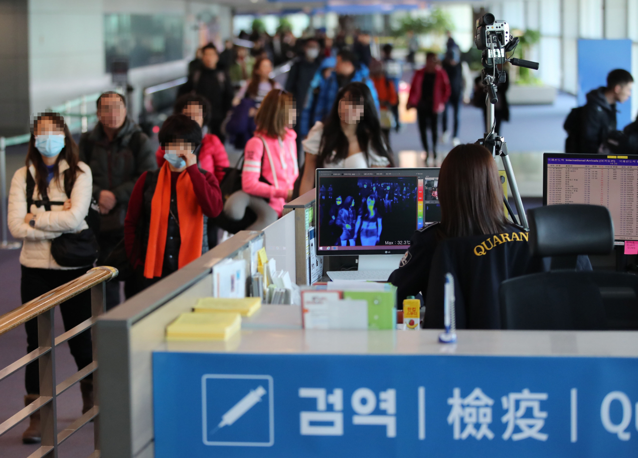 9일 인천국제공항 제1터미널 입국장에서 질병관리본부 국립검역소 직원들이 열화상 카메라로 중국 공항에서 출발해 인천공항에 도착한 승객들의 체온을 측정하고 있다. 질병관리본부에 따르면 중국에서 집단으로 발생한 원인불명 폐렴과 관련해 국내에서 관련 증상을 보인 환자 1명이 발생했다. 연합뉴스